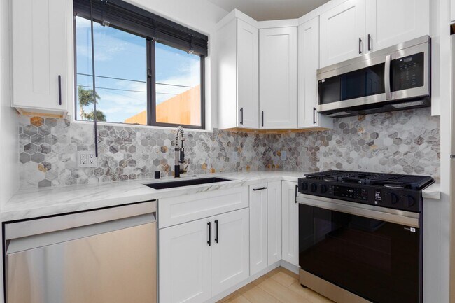 1879 Frankfort St San Diego, CA 92110 photo 2