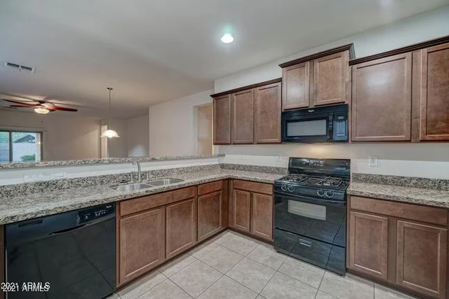 4582 W Crescent Rd photo 3