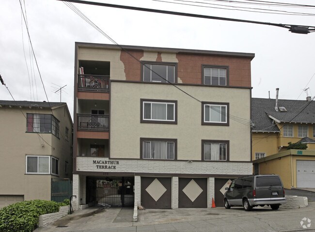 273 Macarthur Blvd photo 3