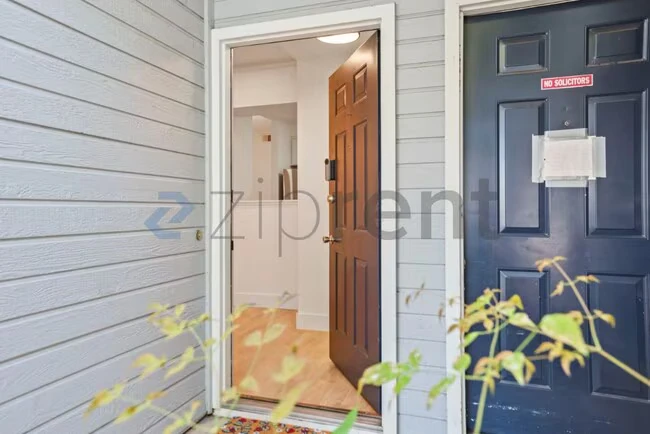 Unit 385 photo 5