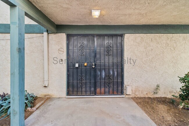6074 W Golden Ln Glendale, AZ 85302 photo 2