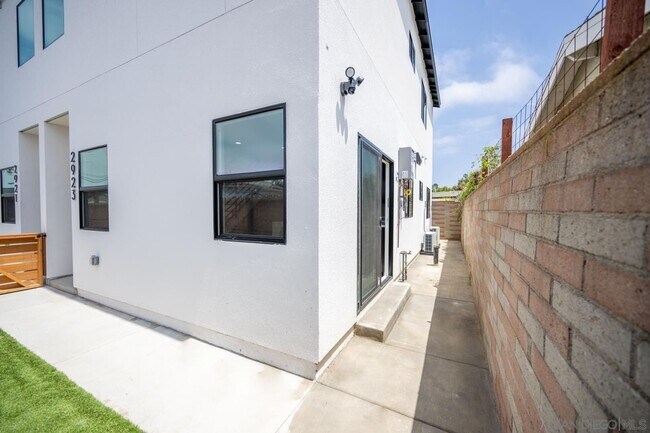 2917-2923 Preece St San Diego, CA 92111 photo 2