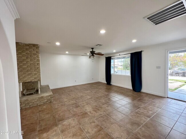 2914 N 49th Ave Phoenix, AZ 85031 photo 4