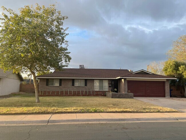 531 E Laguna Dr Tempe, AZ 85282 photo 2