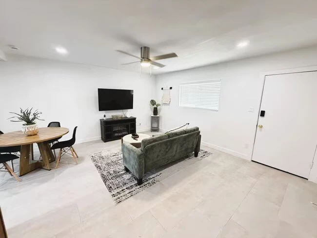 Move In Specials....1 Month Free! Remodeled 2 Bed / 2 Bath Rental Near Old Town Scottsdale. photo 4