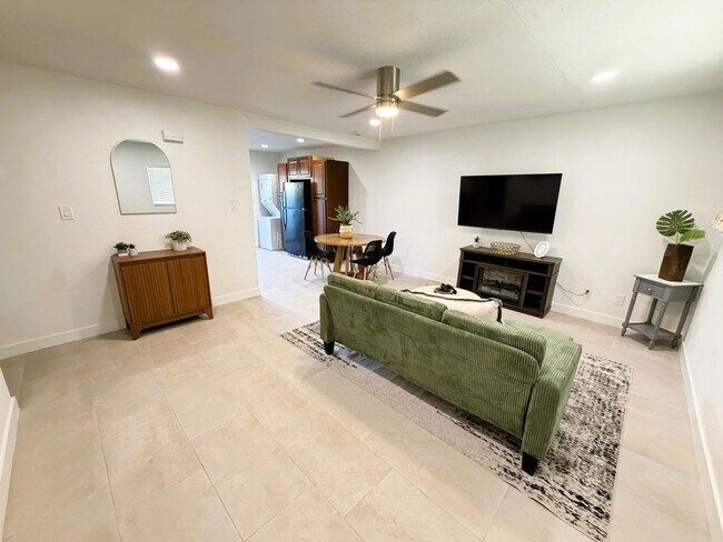 Move In Specials....1 Month Free! Remodeled 2 Bed / 2 Bath Rental Near Old Town Scottsdale. photo 2