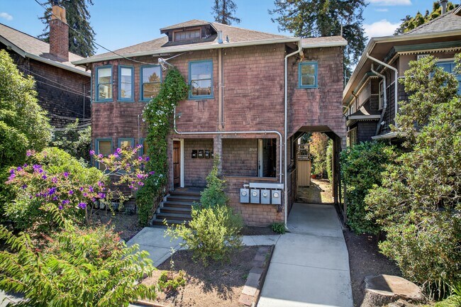 2810 Derby St Berkeley, CA 94705 photo 2