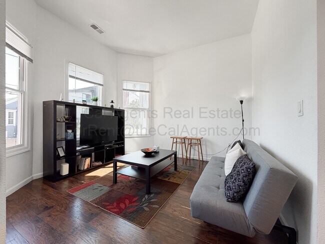 1532 32nd St Oakland, CA 94608 photo 4