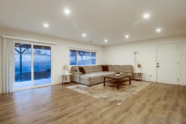 6964 Mt Vernon St Lemon Grove, CA 91945 photo 2