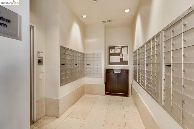 585 9th St Oakland, CA 94607 photo 4