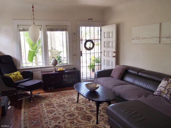 3323 Thorn St San Diego, CA 92104 photo 2