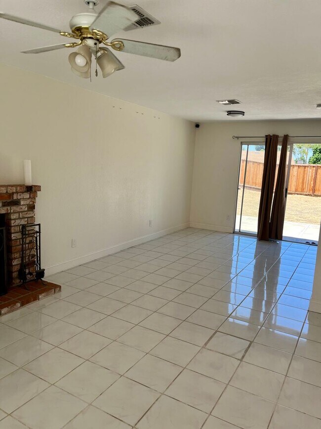 311 Yosemite Dr photo 2