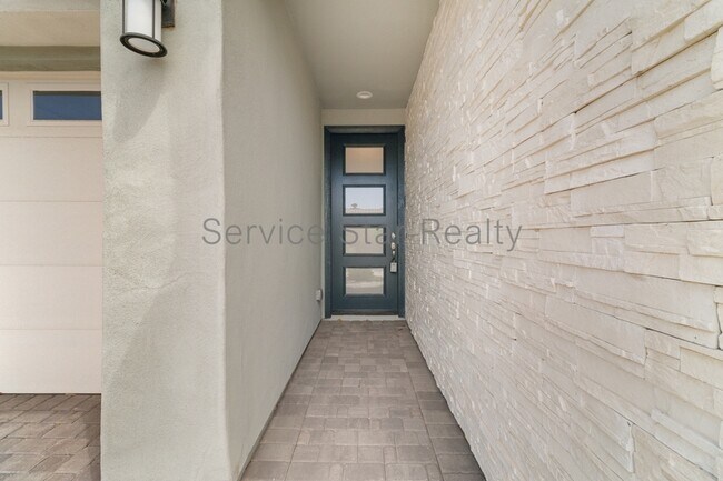 6724 W Discovery Dr Glendale, AZ 85301 photo 4