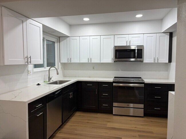20018 N Lakeforest Dr Sun City, AZ 85373 photo 2