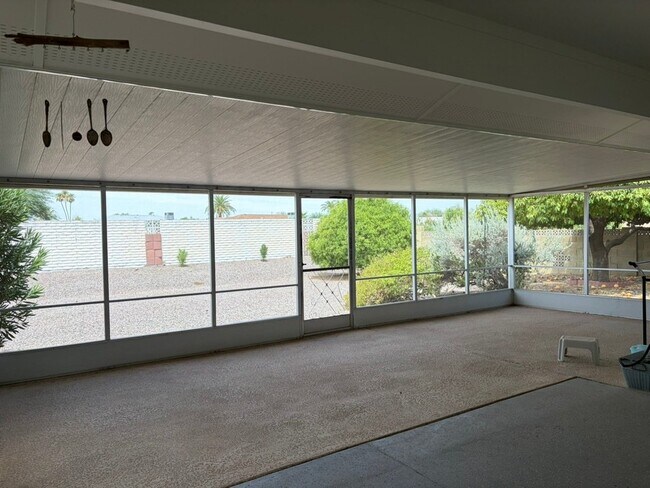 20018 N Lakeforest Dr Sun City, AZ 85373 photo 3