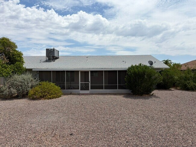 20018 N Lakeforest Dr Sun City, AZ 85373 photo 5