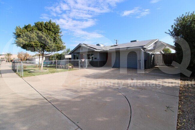 3027 S Clementine Dr Tempe, AZ 85282 photo 2