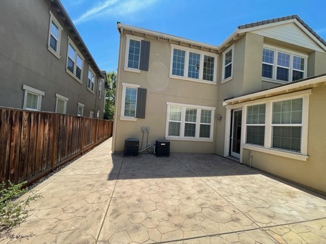 465 W St Francis Ave Tracy, CA 95391 photo 2