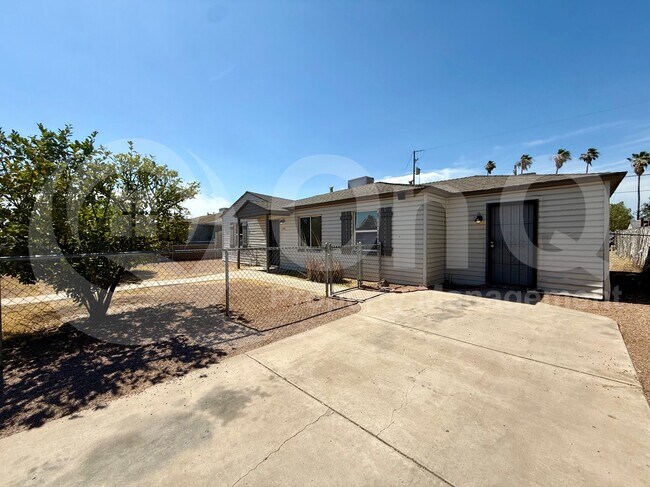 3026 W Pierce St Phoenix, AZ 85009 photo 2