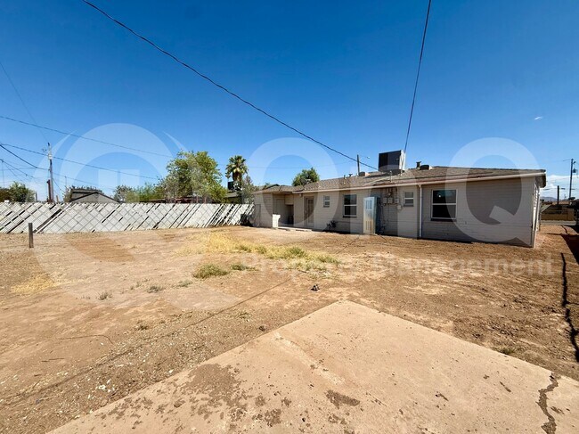 3026 W Pierce St Phoenix, AZ 85009 photo 4
