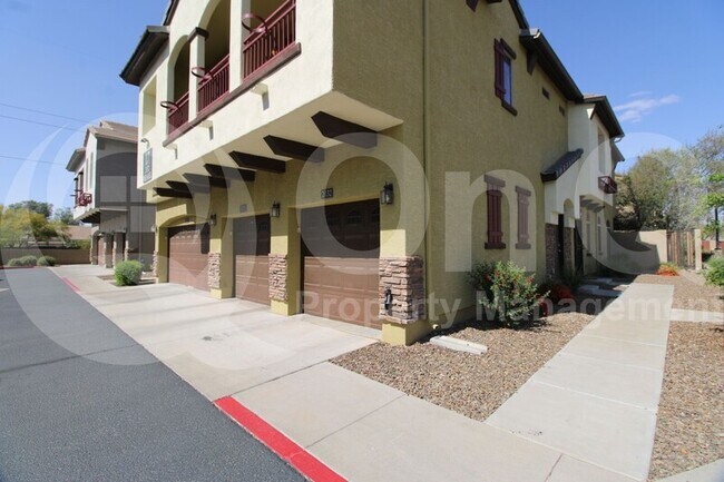 2725 E Mine Creek Rd Phoenix, AZ 85024 photo 2