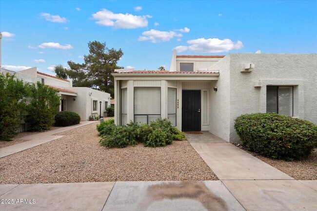 3069 E Cannon Dr Phoenix, AZ 85028 photo 2