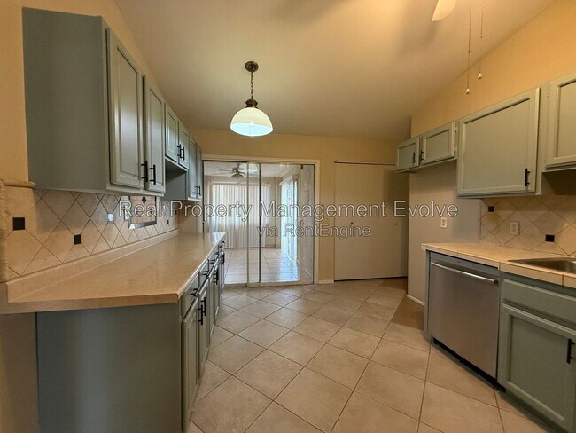 513 E Wickieup Ln Phoenix, AZ 85024 photo 5