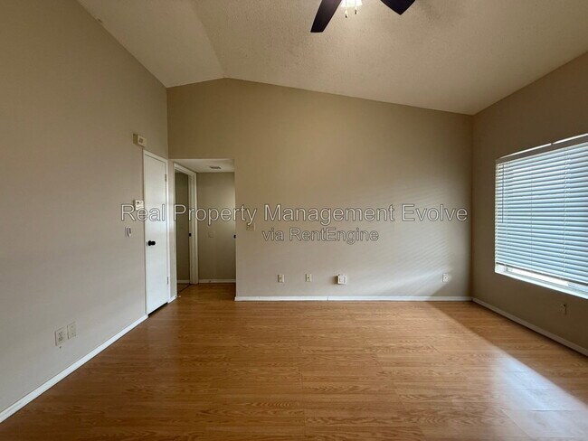 513 E Wickieup Ln Phoenix, AZ 85024 photo 4