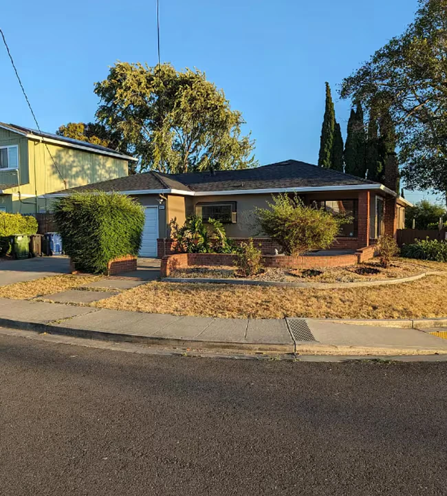 3307 Lenard Dr Castro Valley, CA 94546 photo 2
