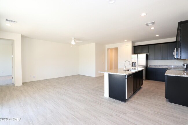 2313 W Pollack St photo 4