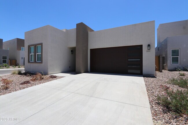 2313 W Pollack St photo 2