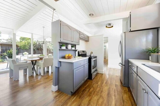 728 Seminole Way Palo Alto, CA 94303 photo 3