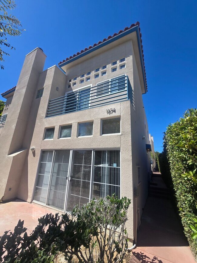 1874 Oliver Ave San Diego, CA 92109