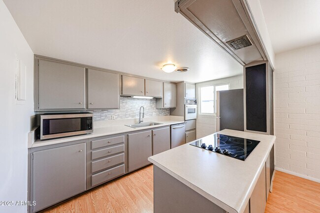 6544 N 12th St Phoenix, AZ 85014 photo 2