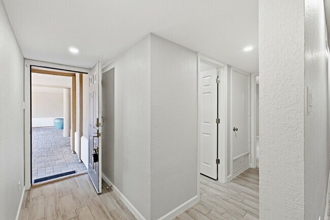 2233 E Highland Ave Phoenix, AZ 85016 photo 3