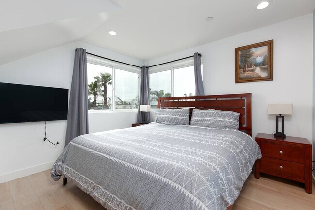 825 Island Ct San Diego, CA 92109 photo 4