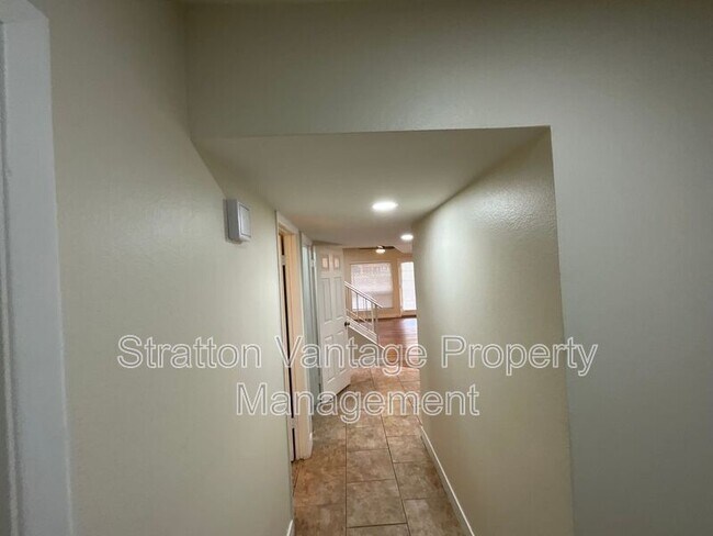 815 E Grovers Ave Phoenix, AZ 85022 photo 2
