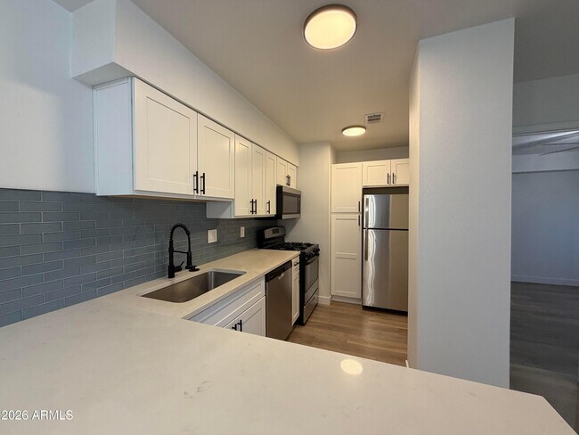 302 E Monte Vista Rd Phoenix, AZ 85004 photo 2