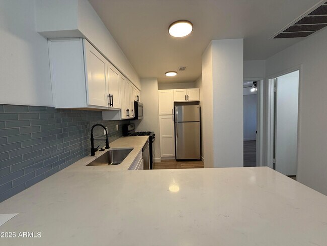 302 E Monte Vista Rd Phoenix, AZ 85004 photo 3