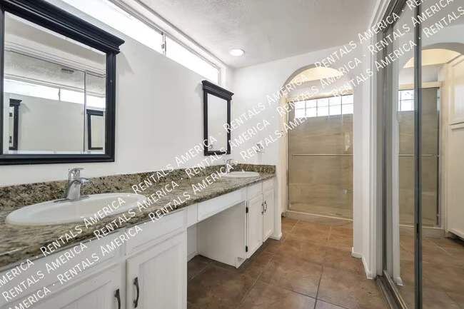 552 W Kilarea Ave Mesa, AZ 85210 photo 2