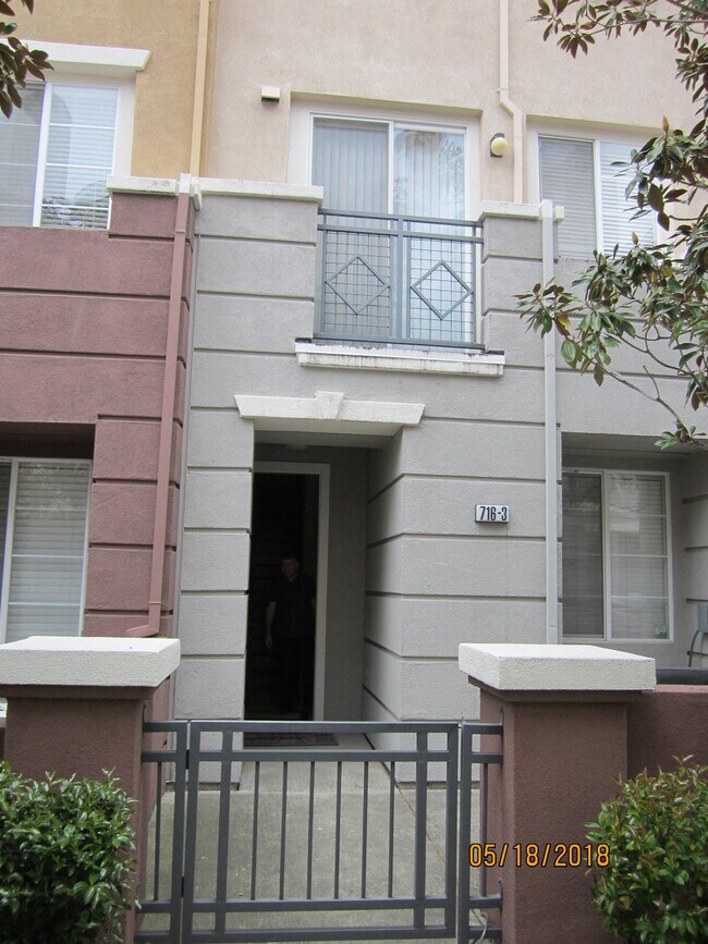 716 City Walk Pl Hayward, CA 94541