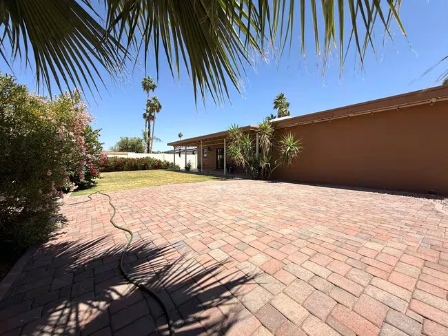2816 E Laurel Ln Phoenix, AZ 85028 photo 4