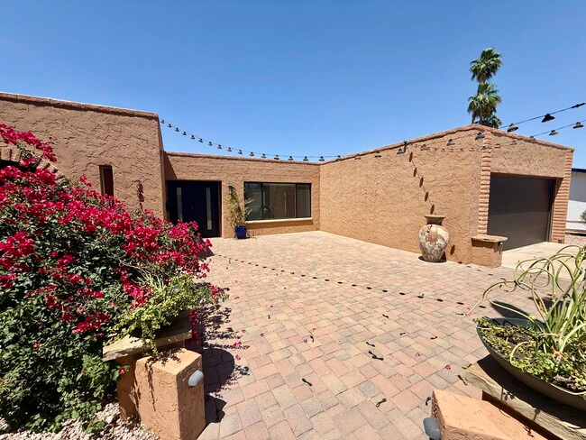 2816 E Laurel Ln Phoenix, AZ 85028 photo 3