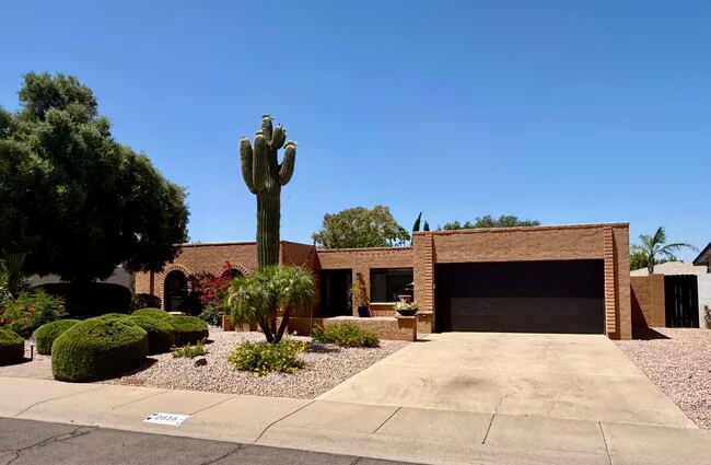 2816 E Laurel Ln Phoenix, AZ 85028 photo 2