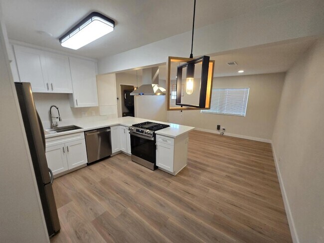 2132 E 5th St National City, CA 91950