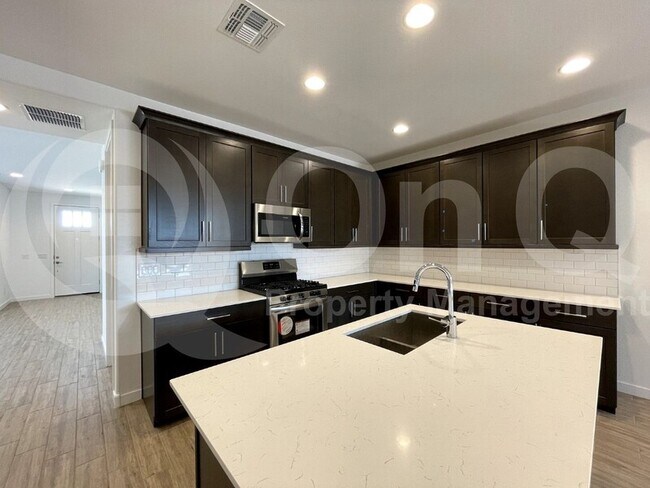 5945 N 89th Dr Glendale, AZ 85305 photo 2