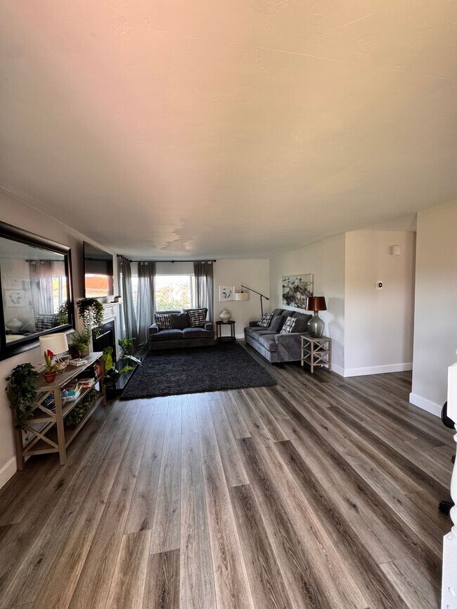 1558-1564 Ebers St San Diego, CA 92107 photo 2