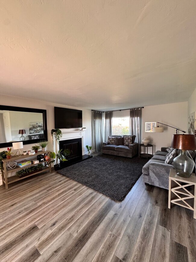 1558-1564 Ebers St San Diego, CA 92107 photo 3