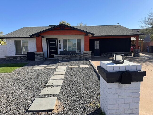 207 E Julie Dr Tempe, AZ 85283 photo 2