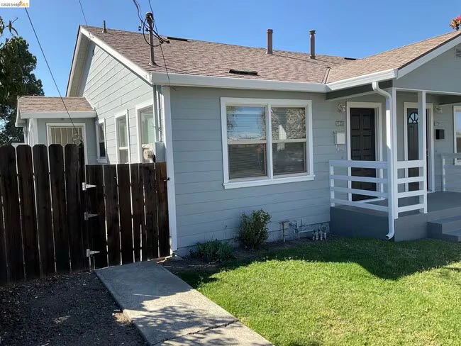 1120 Maple St photo 2